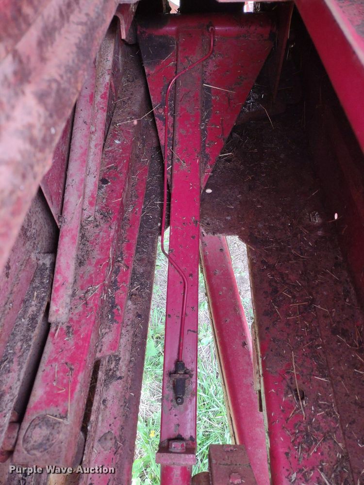 image for item LL9090 New Holland 276  small square baler