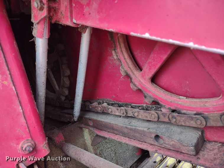 image for item LL9090 New Holland 276  small square baler