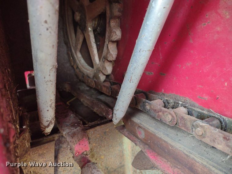 image for item LL9090 New Holland 276  small square baler