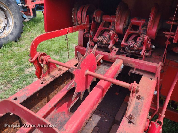 image for item LL9090 New Holland 276  small square baler