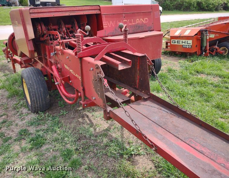 image for item LL9090 New Holland 276  small square baler