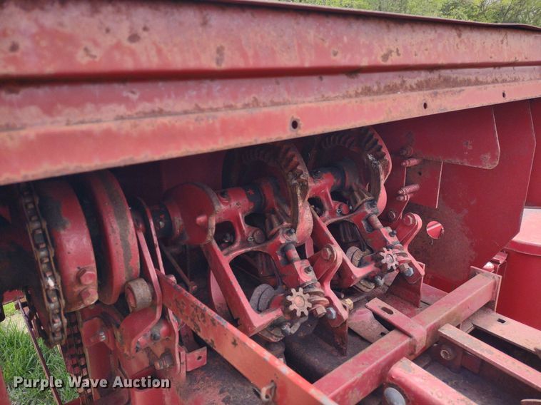 image for item LL9090 New Holland 276  small square baler