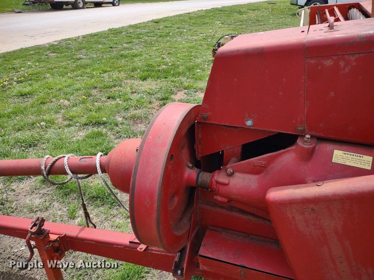 image for item LL9090 New Holland 276  small square baler