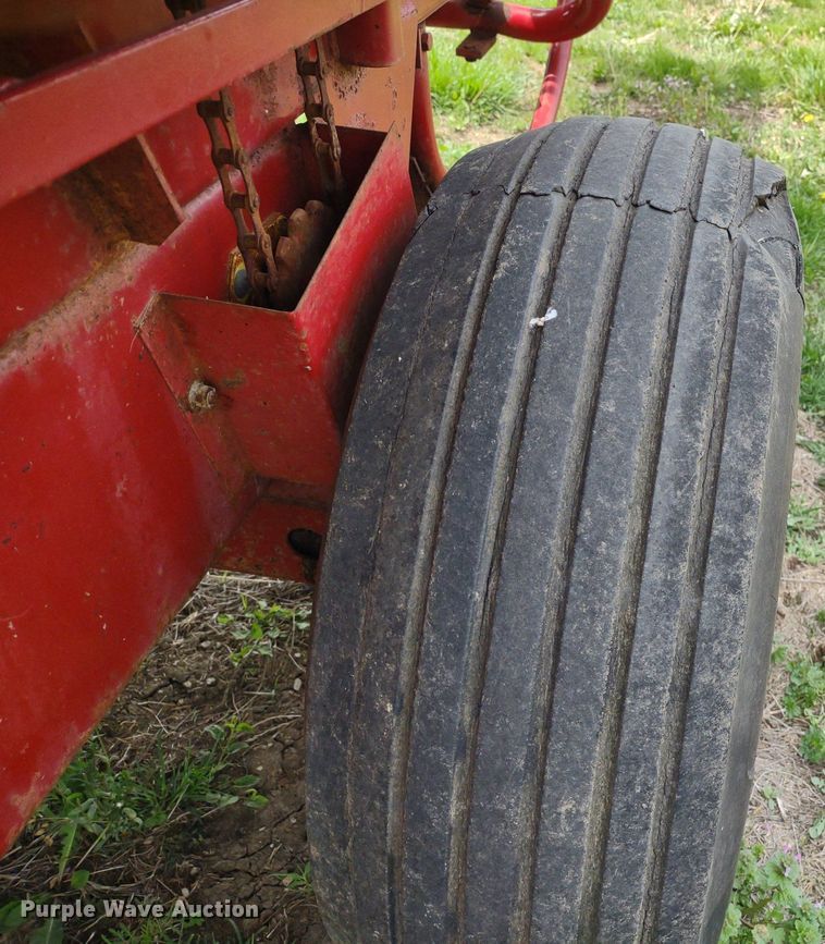 image for item LL9090 New Holland 276  small square baler