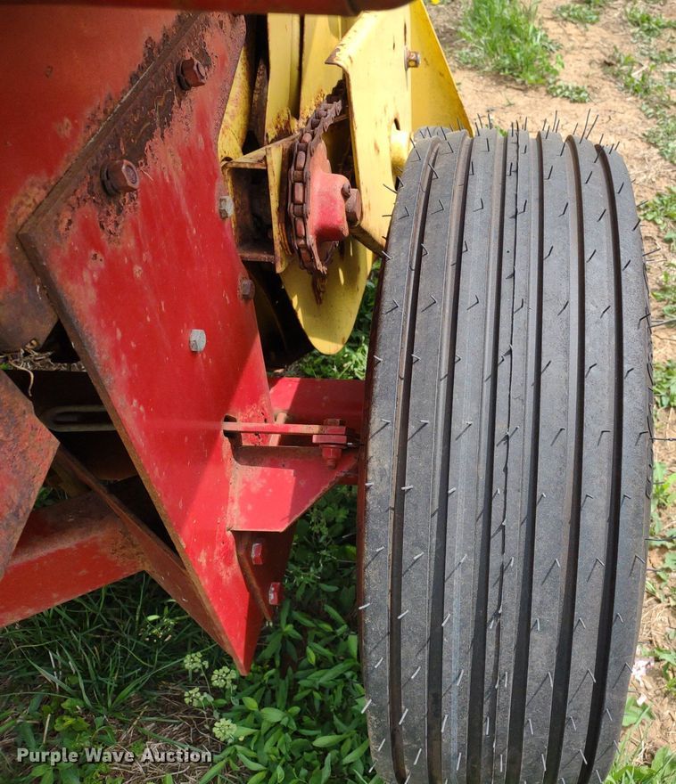 image for item LL9090 New Holland 276  small square baler