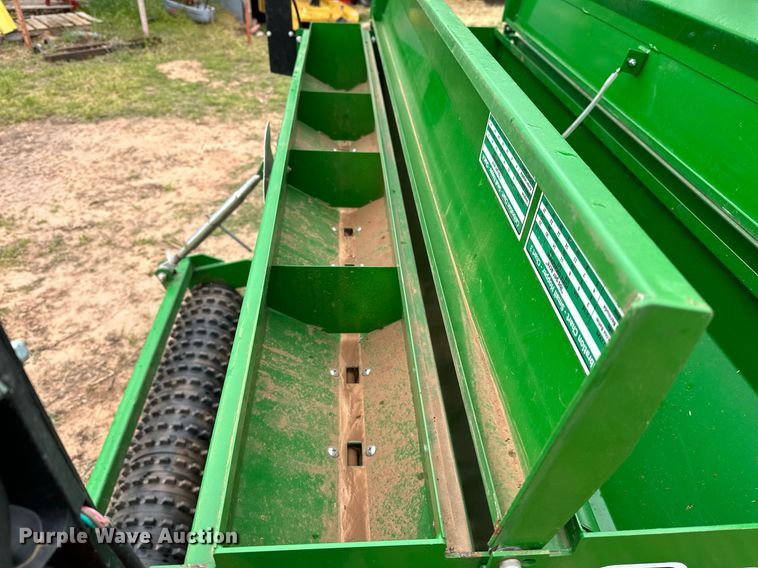 image for item LR9727 Frontier CS1360  seeder