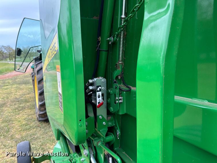image for item LR9729 John Deere 560M  round baler