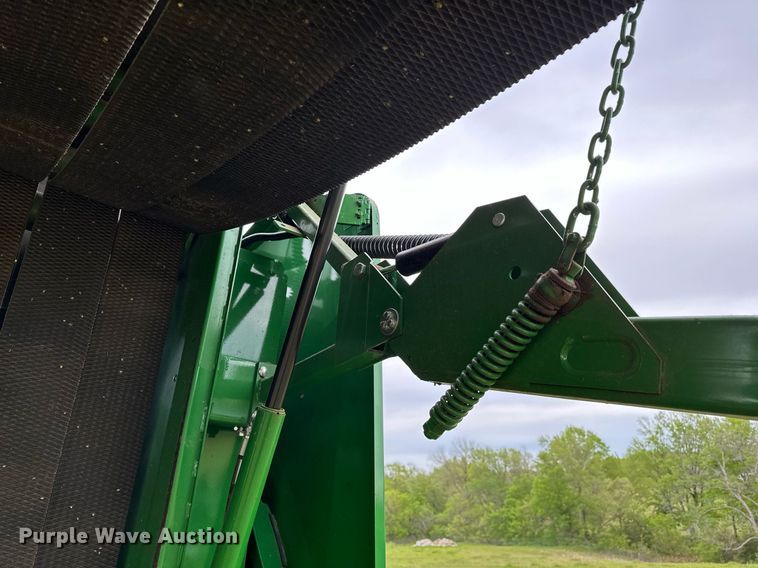 image for item LR9729 John Deere 560M  round baler