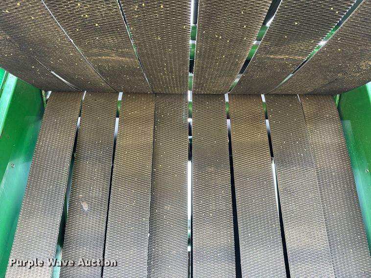 image for item LR9729 John Deere 560M  round baler