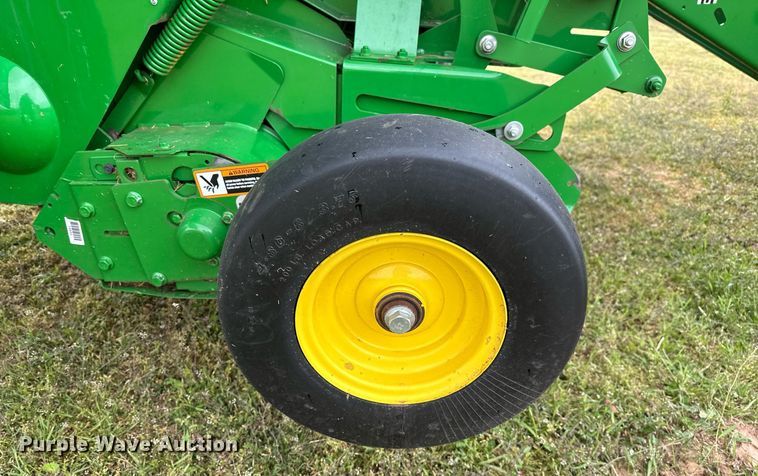 image for item LR9729 John Deere 560M  round baler