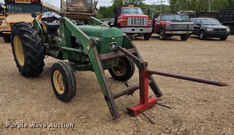 image for item LW9560 1976 John Deere 2240  tractor