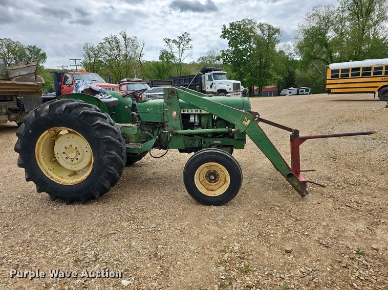image for item LW9560 1976 John Deere 2240  tractor
