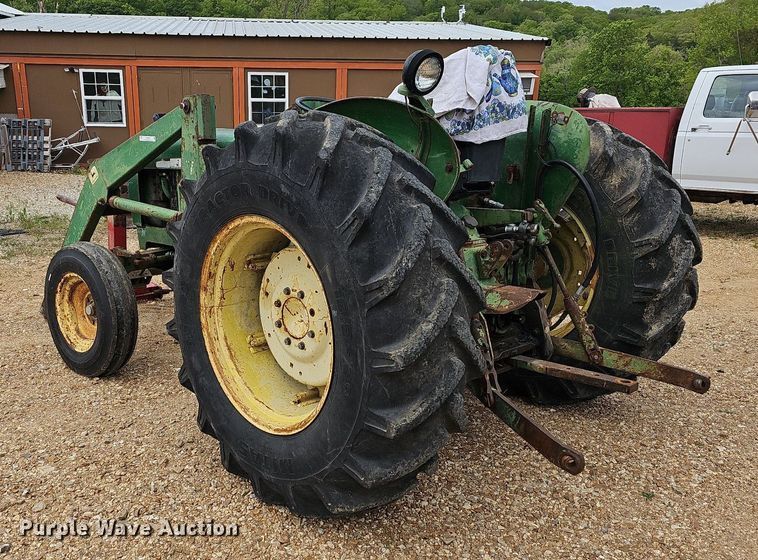 image for item LW9560 1976 John Deere 2240  tractor