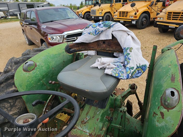 image for item LW9560 1976 John Deere 2240  tractor