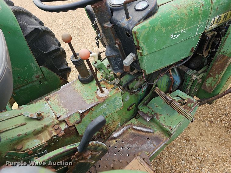 image for item LW9560 1976 John Deere 2240  tractor
