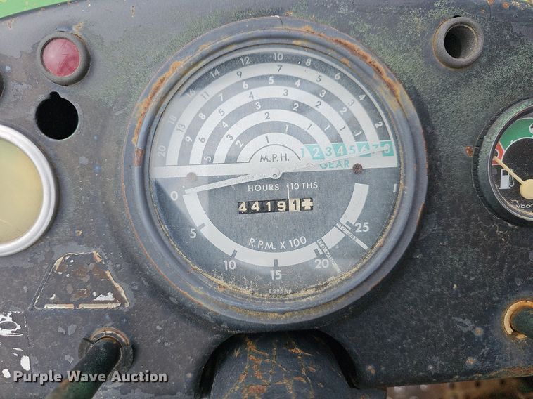 image for item LW9560 1976 John Deere 2240  tractor