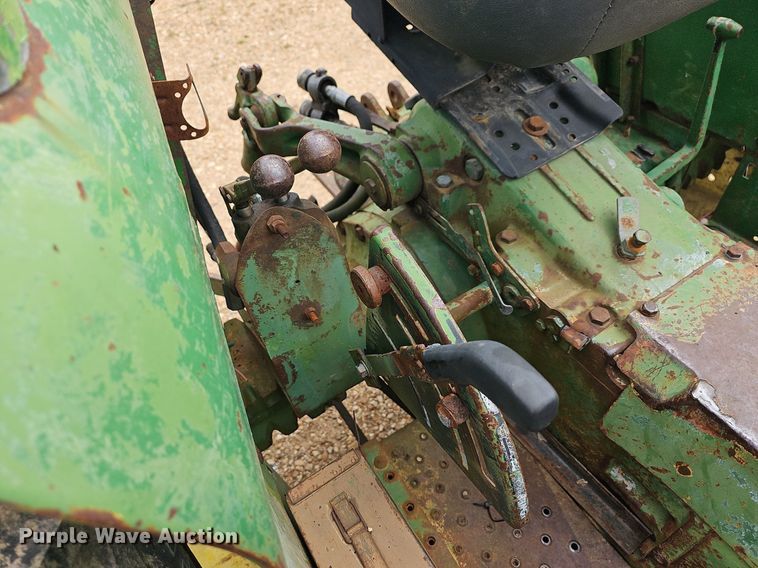 image for item LW9560 1976 John Deere 2240  tractor