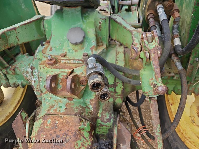 image for item LW9560 1976 John Deere 2240  tractor