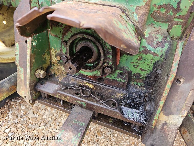 image for item LW9560 1976 John Deere 2240  tractor