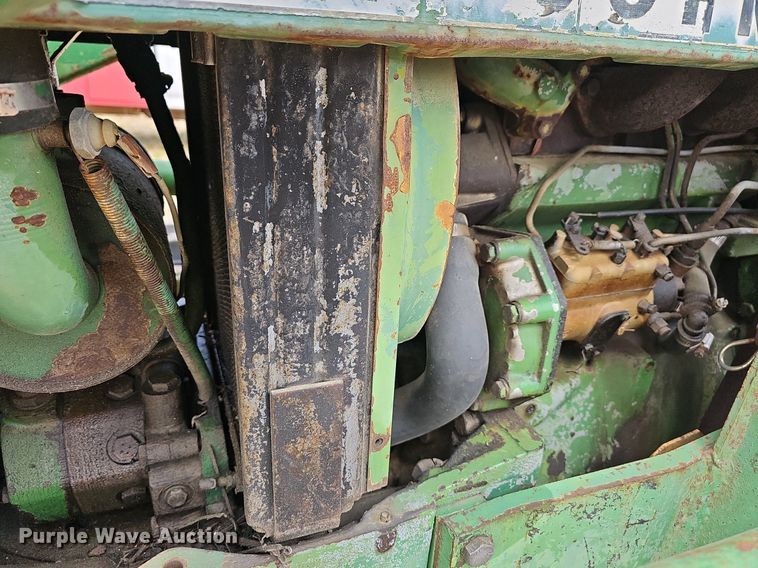 image for item LW9560 1976 John Deere 2240  tractor