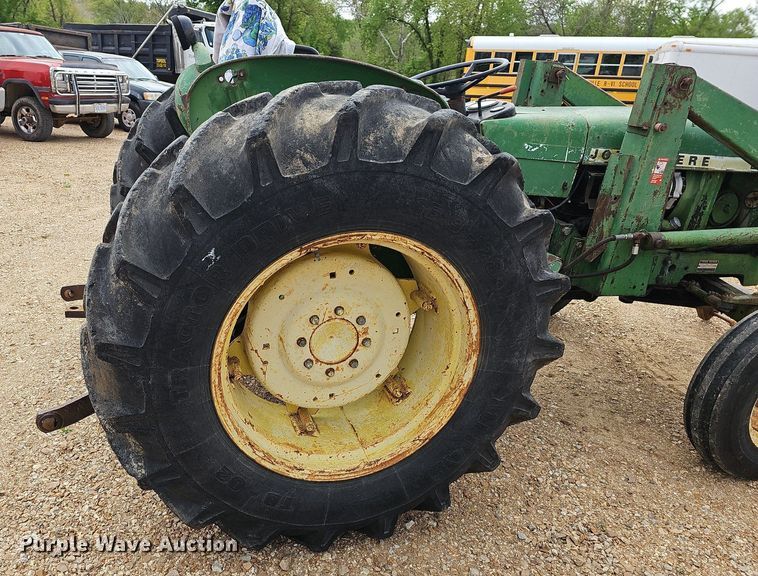 image for item LW9560 1976 John Deere 2240  tractor