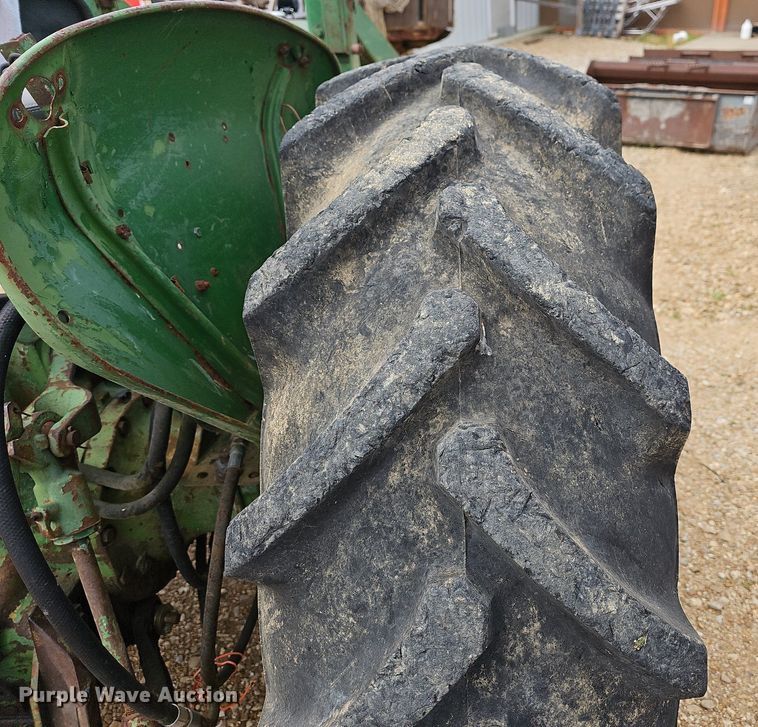 image for item LW9560 1976 John Deere 2240  tractor