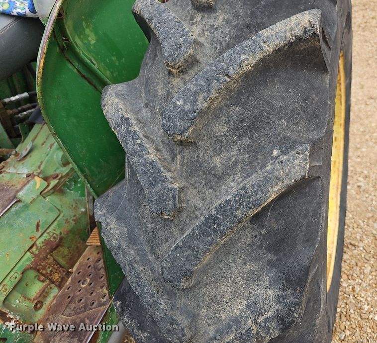 image for item LW9560 1976 John Deere 2240  tractor