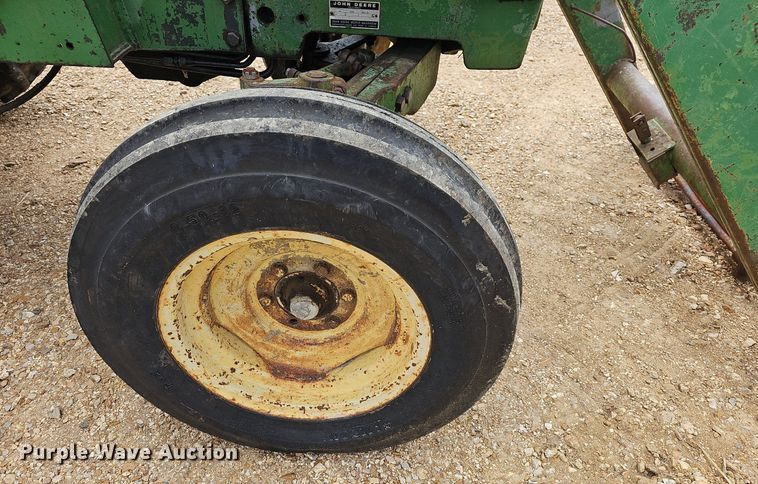 image for item LW9560 1976 John Deere 2240  tractor