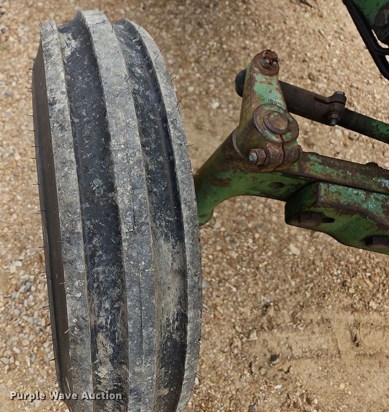 image for item LW9560 1976 John Deere 2240  tractor