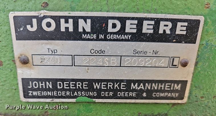 image for item LW9560 1976 John Deere 2240  tractor