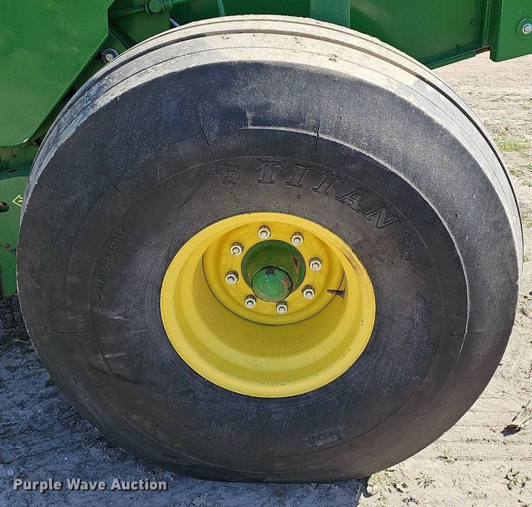 image for item MC9020 John Deere 569  round baler