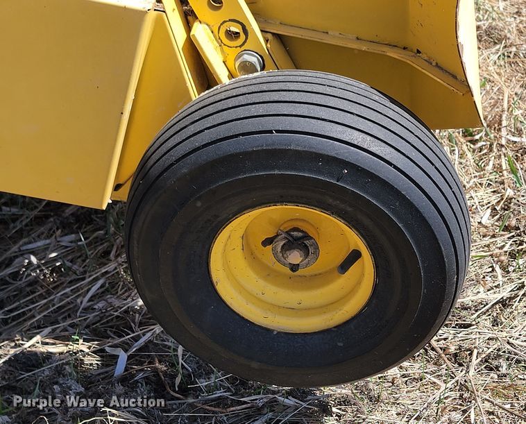 image for item ML9322 2007 New Holland 575  small square baler