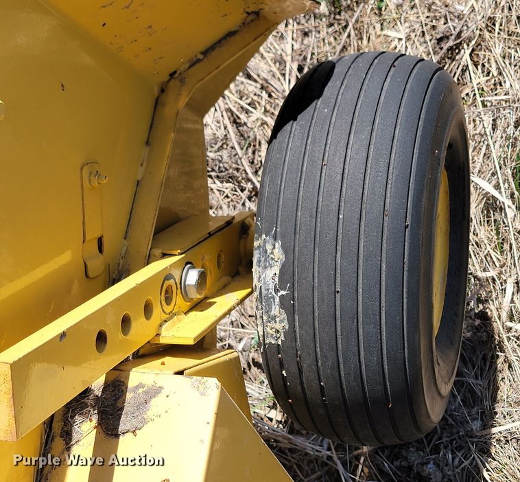 image for item ML9322 2007 New Holland 575  small square baler