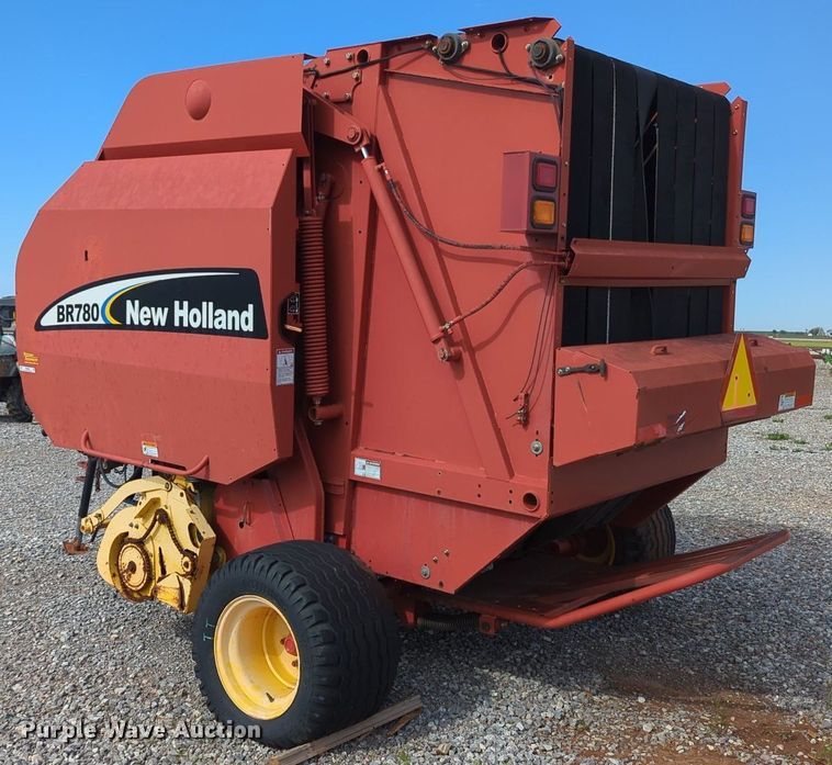 image for item MN9955 2004 New Holland BR780  round baler