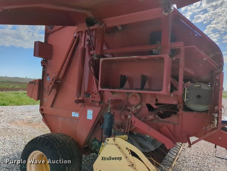 image for item MN9955 2004 New Holland BR780  round baler