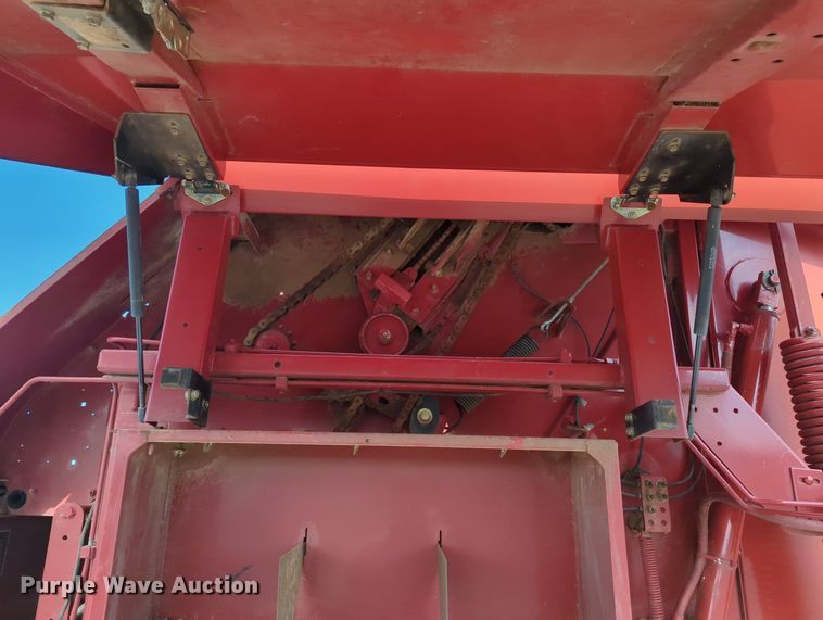 image for item MN9955 2004 New Holland BR780  round baler