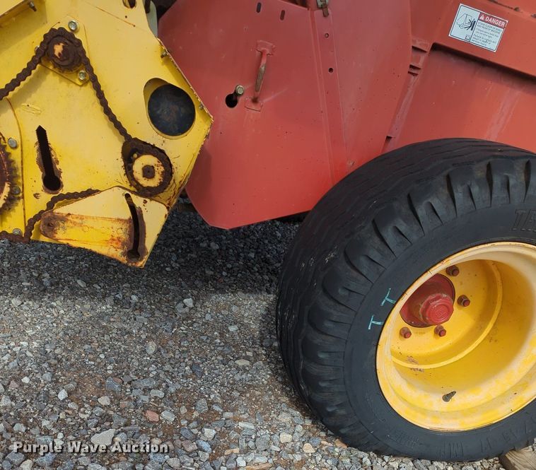 image for item MN9955 2004 New Holland BR780  round baler