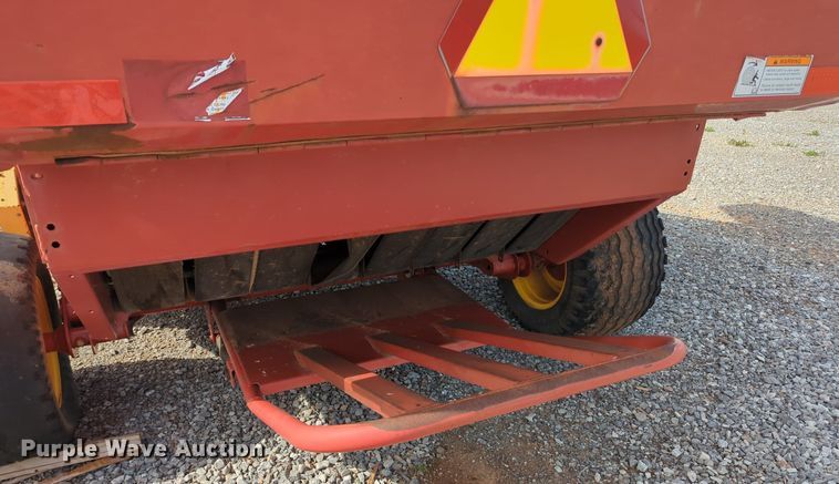 image for item MN9955 2004 New Holland BR780  round baler