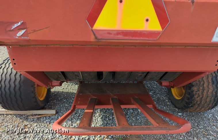 image for item MN9955 2004 New Holland BR780  round baler