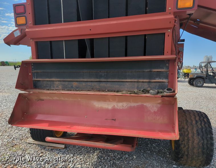 image for item MN9955 2004 New Holland BR780  round baler