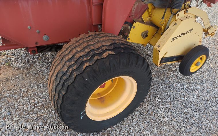 image for item MN9955 2004 New Holland BR780  round baler