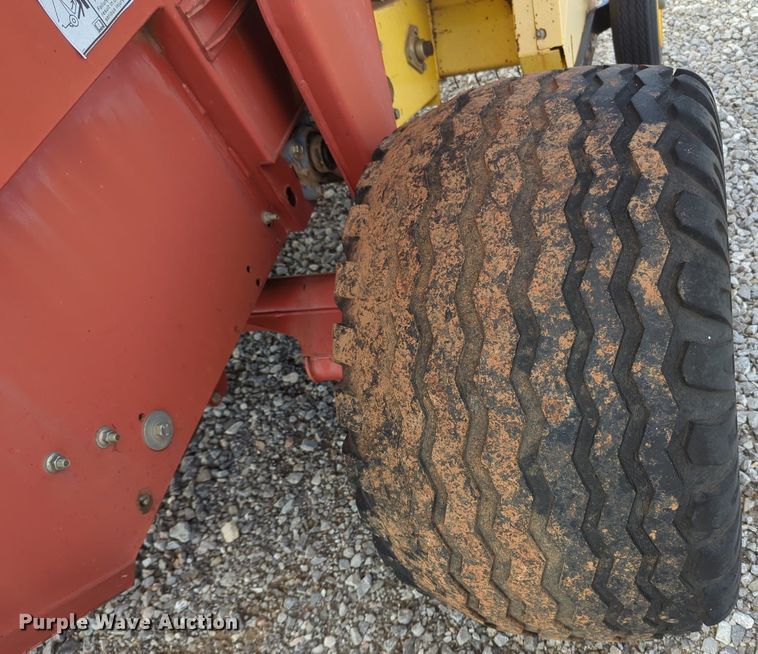 image for item MN9955 2004 New Holland BR780  round baler