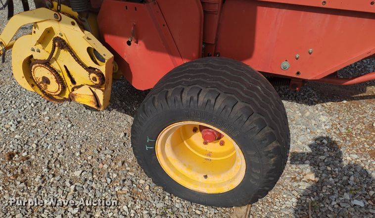 image for item MN9955 2004 New Holland BR780  round baler