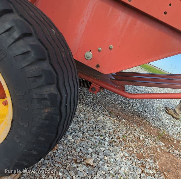 image for item MN9955 2004 New Holland BR780  round baler