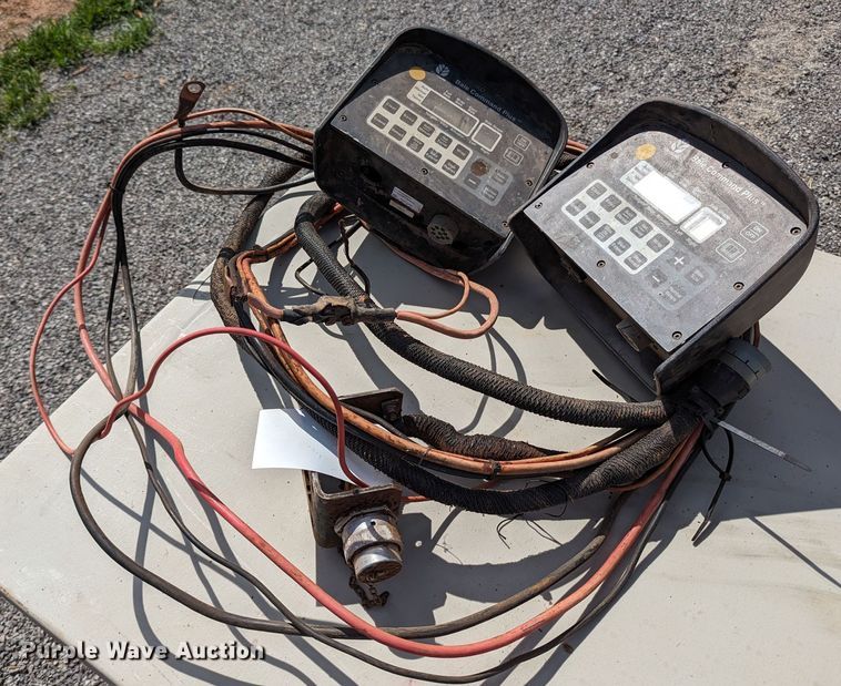 image for item MN9955 2004 New Holland BR780  round baler