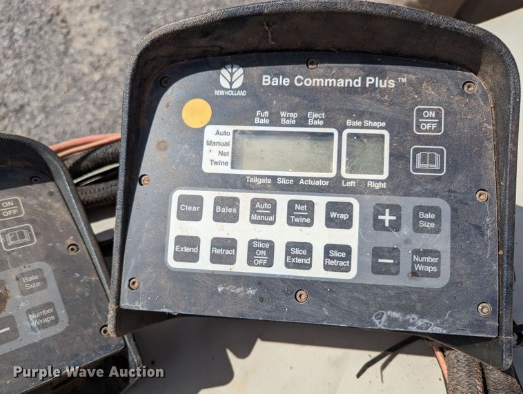 image for item MN9955 2004 New Holland BR780  round baler