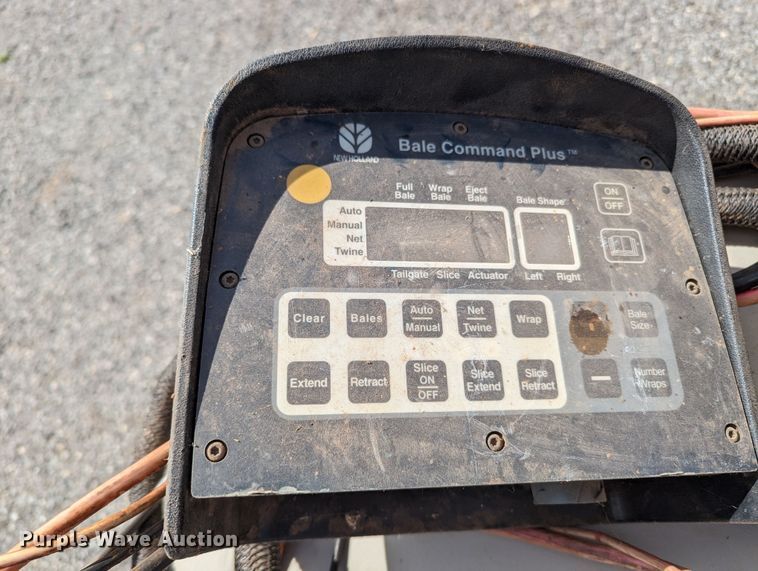 image for item MN9955 2004 New Holland BR780  round baler