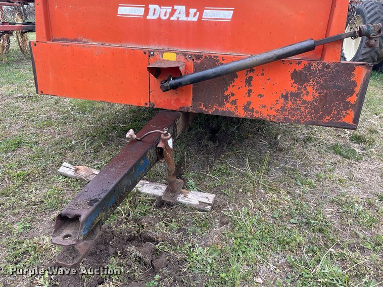 image for item MS9676 Du-Al 600  manure spreader