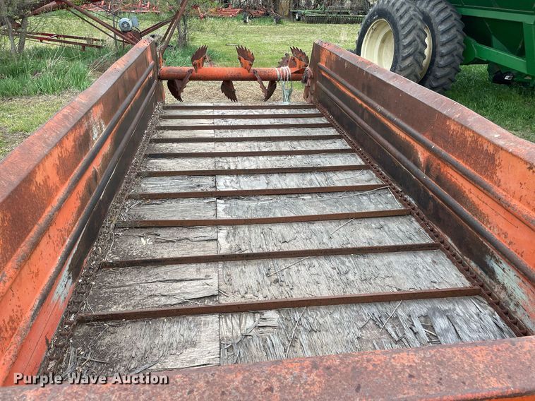 image for item MS9676 Du-Al 600  manure spreader