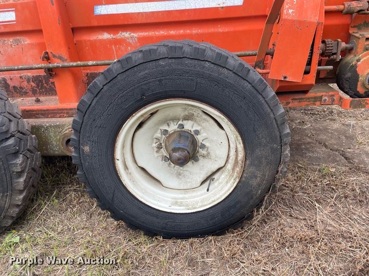 image for item MS9676 Du-Al 600  manure spreader